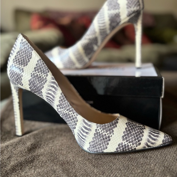 Nine West Tatiana Pointy Toe Pumps - Snake Pattern Heels - Picture 1 of 4